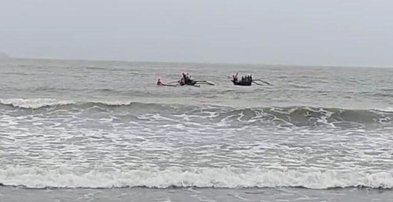 ಕಾರವಾರ: ಅಲೆಗಳ ಹೊಡೆತಕ್ಕೆ ಸಿಲುಕಿ ದೋಣಿ ಪಲ್ಟಿ, ಐವರು ಮೀನುಗಾರರು ಪಾರು