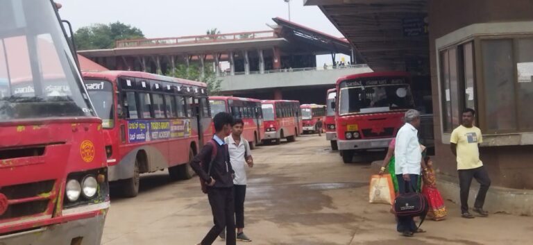 ಹುಬ್ಬಳ್ಳಿ: ಸರ್ಕಾರಿ ಬಸ್ ಇಲ್ಲ, ಖಾಸಗಿ ಬಸ್‌ಗಳಿಗೆ ಮುಗಿಬಿದ್ದ ಜನರು