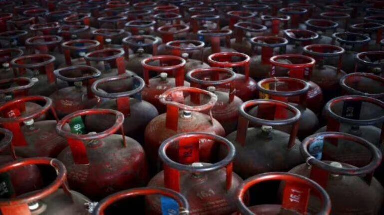 LPG ಸಿಲಿಂಡರ್ ಬೆಲೆಯಲ್ಲಿ ಭಾರಿ ಇಳಿಕೆ: ಆಗಸ್ಟ್ 1ರಿಂದಲೇ ಜಾರಿ LPG ಸಿಲಿಂಡರ್ ಬೆಲೆಯಲ್ಲಿ ಭಾರಿ ಇಳಿಕೆ: ಆಗಸ್ಟ್ 1ರಿಂದಲೇ ಜಾರಿ