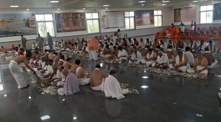 ಮಂತ್ರಾಲಯ ಶ್ರೀರಾಯರ ಹುಂಡಿಯಲ್ಲಿ ₹ 3.35 ಕೋಟಿ ಕಾಣಿಕೆ ಸಂಗ್ರಹ ಮಂತ್ರಾಲಯ ಶ್ರೀರಾಯರ ಹುಂಡಿಯಲ್ಲಿ ₹ 3.35 ಕೋಟಿ ಕಾಣಿಕೆ ಸಂಗ್ರಹ