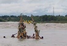 ಯಾದಗಿರಿ: ಪ್ರವಾಹ ಲೆಕ್ಕಿಸದೇ ತೆಪ್ಪೋತ್ಸವ ಮಾಡಿದ ಗ್ರಾಮಸ್ಥರು