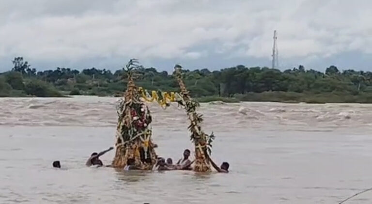 ಯಾದಗಿರಿ: ಪ್ರವಾಹ ಲೆಕ್ಕಿಸದೇ ತೆಪ್ಪೋತ್ಸವ ಮಾಡಿದ ಗ್ರಾಮಸ್ಥರು