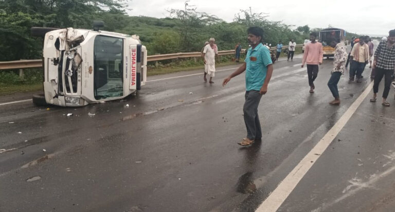ಗಾಯಾಳು ರಕ್ಷಿಸಲು ಬಂದ ಆಂಬುಲೆನ್ಸ್ಗೂ ಅಪಘಾತ: ಓರ್ವ ಸಾವು…! ಗಾಯಾಳು ರಕ್ಷಿಸಲು ಬಂದ ಆಂಬುಲೆನ್ಸ್ಗೂ ಅಪಘಾತ: ಓರ್ವ ಸಾವು…!