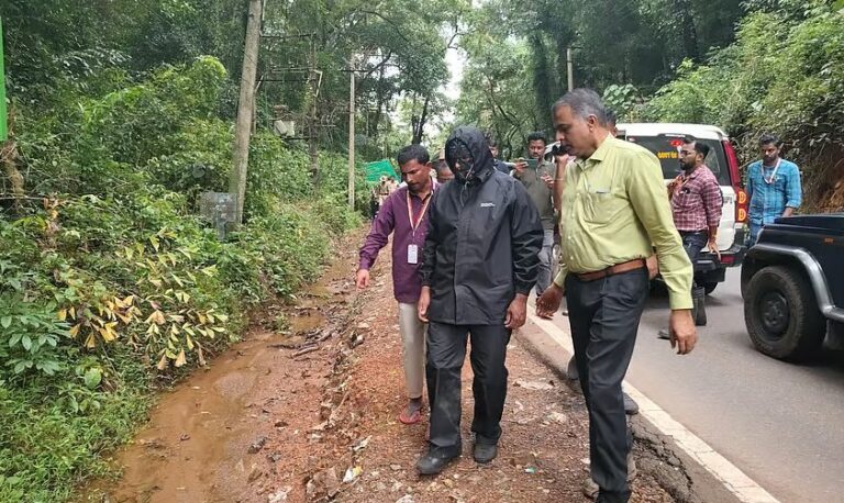 ಧರ್ಮಸ್ಥಳ ಪ್ರಕರಣ: ಕಾಡಿನೊಳಗೆ ಶೋಧ, ಸಿಗದ ಕಳೇಬರ ಧರ್ಮಸ್ಥಳ ಪ್ರಕರಣ: ಕಾಡಿನೊಳಗೆ ಶೋಧ, ಸಿಗದ ಕಳೇಬರ