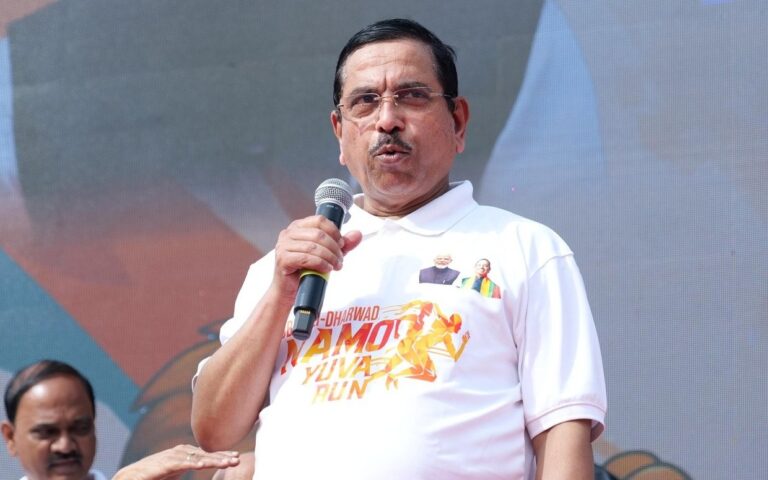 ಹುಬ್ಬಳ್ಳಿ:‌ ಸಿದ್ದರಾಮಯ್ಯ ಅಲ್ಟ್ರಾ ಲೆಫ್ಟಿಸ್ಟ್ – ಸಚಿವ ಜೋಶಿ ವಾಗ್ದಾಳಿ