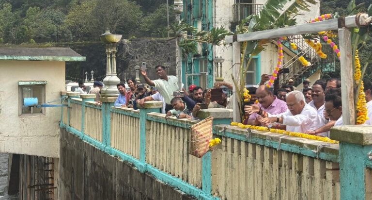 ದಾಂಡೇಲಿ: ಸೂಪಾ ಜಲಾಶಯಕ್ಕೆ ಶಾಸಕ ಆರ್.ವಿ.ದೇಶಪಾಂಡೆ ಬಾಗೀನ ಅರ್ಪಣೆ