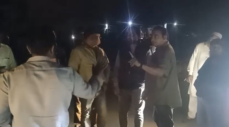 ಬೆಳಗಾವಿ: ಖಾಸಗಿ ಮಾರುಕಟ್ಟೆ ವಿವಾದ – ಎಪಿಎಂಸಿ ಅಧಿಕಾರಿಗಳೊಂದಿಗೆ ವರ್ತಕರ ವಾಗ್ವಾದ ಬೆಳಗಾವಿ: ಖಾಸಗಿ ಮಾರುಕಟ್ಟೆ ವಿವಾದ – ಎಪಿಎಂಸಿ ಅಧಿಕಾರಿಗಳೊಂದಿಗೆ ವರ್ತಕರ ವಾಗ್ವಾದ