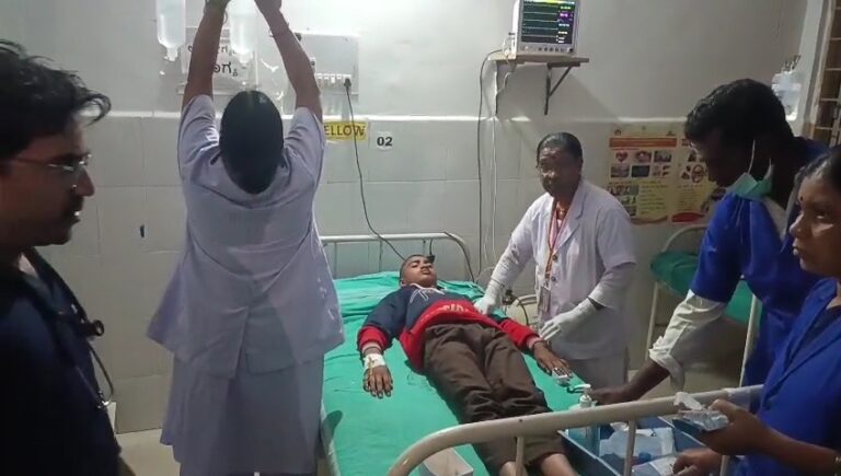 ಚಿಕ್ಕೋಡಿ: ವಸತಿ ನಿಲಯದಲ್ಲಿ ಉಪಹಾರ ಸೇವಿಸಿ 60ಕ್ಕಿಂತ ಹೆಚ್ಚು ಮಕ್ಕಳು ಅಸ್ವಸ್ಥ ಚಿಕ್ಕೋಡಿ: ವಸತಿ ನಿಲಯದಲ್ಲಿ ಉಪಹಾರ ಸೇವಿಸಿ 60ಕ್ಕಿಂತ ಹೆಚ್ಚು ಮಕ್ಕಳು ಅಸ್ವಸ್ಥ