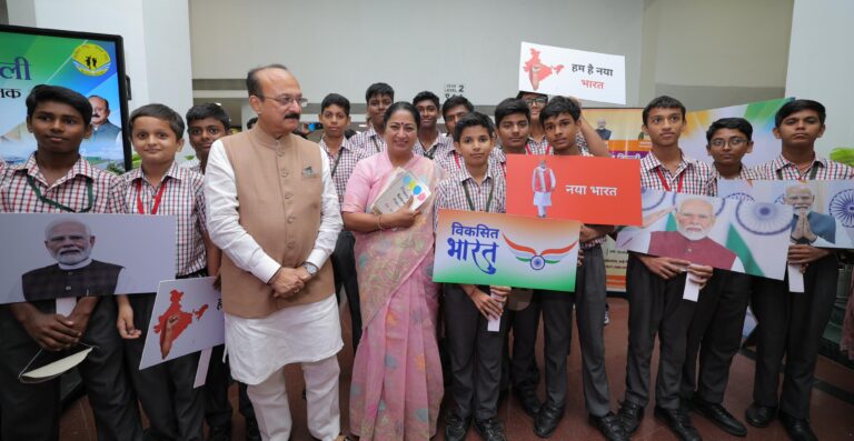 ದೆಹಲಿ: ನರೇಂದ್ರ ಮೋದಿ ಜನ್ಮದಿನಕ್ಕಾಗಿ ವಿಶೇಷ ಗೀತೆ ಬಿಡುಗಡೆ ದೆಹಲಿ: ನರೇಂದ್ರ ಮೋದಿ ಜನ್ಮದಿನಕ್ಕಾಗಿ ವಿಶೇಷ ಗೀತೆ ಬಿಡುಗಡೆ