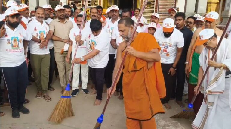 ರಾಯಚೂರು: 1800 ಜನ ಕರಸೇವಕರಿಂದ ಸ್ವಚ್ಛ ಮಂತ್ರಾಲಯ ಅಭಿಯಾನ ರಾಯಚೂರು: 1800 ಜನ ಕರಸೇವಕರಿಂದ ಸ್ವಚ್ಛ ಮಂತ್ರಾಲಯ ಅಭಿಯಾನ