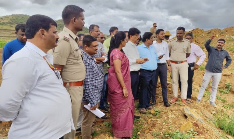 ದಾವಣಗೆರೆ: ಶಾಮನೂರು ಕುಟುಂಬದ ವಿರುದ್ಧ ಭೂ ಕಬಳಿಕೆ ಆರೋಪ —  ತನಿಖಾ ತಂಡ ಸ್ಥಳ ಪರಿಶೀಲನೆ