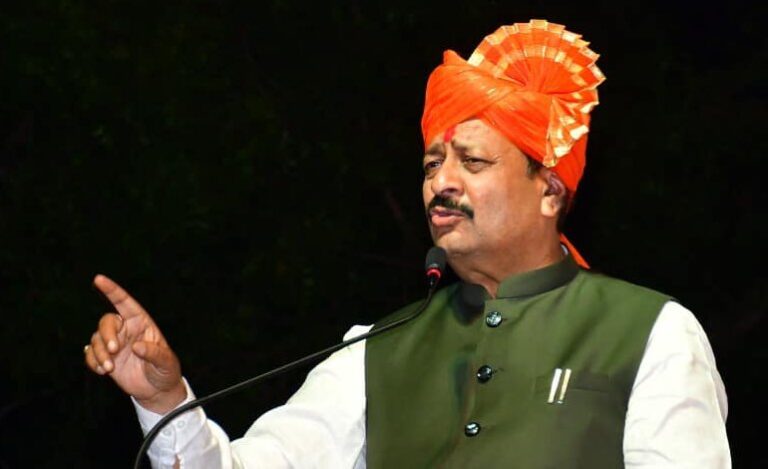 ಸಿದ್ದರಾಮಯ್ಯ ಜಾಗ ಬಿಡುವುದು ಅಷ್ಟು ಸುಲಭವಲ್ಲ… ಸಿದ್ದರಾಮಯ್ಯ ಜಾಗ ಬಿಡುವುದು ಅಷ್ಟು ಸುಲಭವಲ್ಲ…