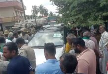 ಬಿಡದಿ ಟೌನ್ ಶಿಪ್ ಭೂ ಸ್ವಾಧೀನ: ಅಧಿಕಾರಿಗಳ ಕಾರು ಅಡ್ಡಗಟ್ಟಿದ ರೈತರು