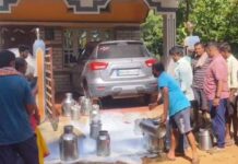 ಡೇರಿಯಲ್ಲಿ ಅವ್ಯವಹಾರ: ಅಧ್ಯಕ್ಷೆ, ಕಾರ್ಯದರ್ಶಿ ಮನೆ ಮುಂದೆ ಹಾಲು ಸುರಿದ ರೈತರು