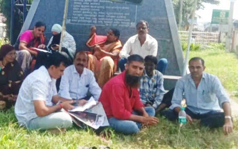 ದಾಂಡೇಲಿ: ಸೂರಿಗಾಗಿ ಅನಿರ್ದಿಷ್ಠಾವಧಿ ಧರಣಿ ಉಪವಾಸ ಸತ್ಯಾಗ್ರಹ