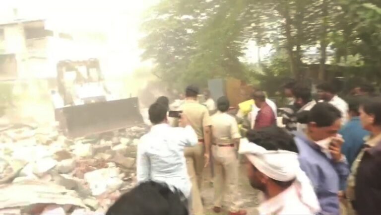 ದಾವಣಗೆರೆ: ಪೊಲೀಸ್ ಬಿಗಿಭದ್ರತೆಯಲ್ಲಿ ಅಕ್ರಮ ಮನೆಗಳ ತೆರವು