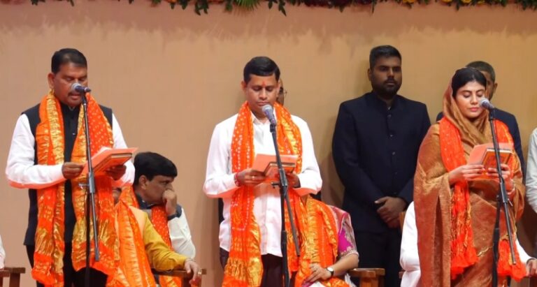 ಗುಜರಾತ್: ರಿವಾಬಾ ಜಡೇಜಾ ಸೇರಿ 26 ಮಂದಿ ಸಚಿವರ ಪ್ರಮಾಣ ವಚನ ಗುಜರಾತ್: ರಿವಾಬಾ ಜಡೇಜಾ ಸೇರಿ 26 ಮಂದಿ ಸಚಿವರ ಪ್ರಮಾಣ ವಚನ