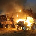 ಹಿಂಸಾರೂಪಕ್ಕೆ ತಿರುಗಿದ ಕಬ್ಬು ಬೆಳೆಗಾರರ ಹೋರಾಟ: 50ಕ್ಕೂ ಅಧಿಕ ಟ್ರ್ಯಾಕ್ಟರ್ಗಳಿಗೆ ಬೆಂಕಿ…!