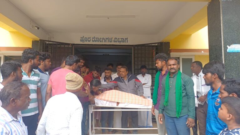 ಚಿಕಿತ್ಸೆಗೆ ಆಸ್ಪತ್ರೆಗೆ ಬಂದಿದ್ದ ರೋಗಿ ವೈದ್ಯರಿಲ್ಲದೆ ಸಾವು: ಸಂಬಂಧಿಕರ ಆಕ್ರೋಶ