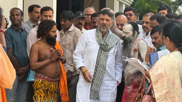 ಸಿಎಂ ಆಗಿ ಎಂದು ಡಿಸಿಎಂಗೆ ನಾಗಾಸಾಧುಗಳ ಆಶೀರ್ವಾದ ಸಿಎಂ ಆಗಿ ಎಂದು ಡಿಸಿಎಂಗೆ ನಾಗಾಸಾಧುಗಳ ಆಶೀರ್ವಾದ