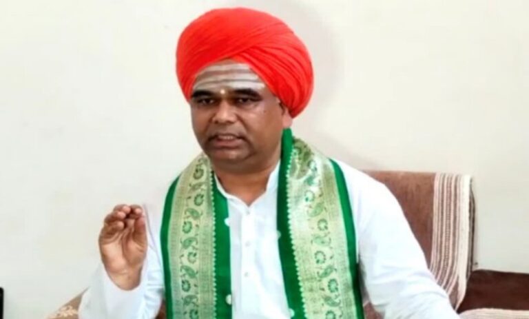 ಶಾಸಕರು, ಡಿಸಿ ಮನೆ ಮುಂದೆ ಮೆಕ್ಕೆಜೋಳ ಸುರಿಯಿರಿ: ದಿಂಗಾಲೇಶ್ವರ ಶ್ರೀ