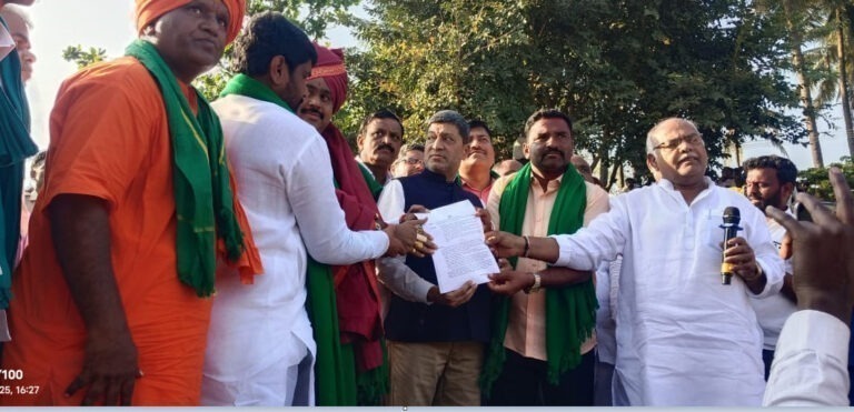 ಟನ್ ಕಬ್ಬಿಗೆ 3300 ದರ: ಗುರ್ಲಾಪುರ ಕ್ರಾಸ್ ರೈತರ ಹೋರಾಟ ಸುಖಾಂತ್ಯ