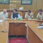 ಮುಂದವರಿದ ಕಬ್ಬು ಬೆಳೆಗಾರರ ಹೋರಾಟ: ಕಾರ್ಖಾನೆ ಪ್ರತಿನಿಧಿಗಳ ತುರ್ತು ಸಭೆ ನಡೆಸಿದ ಡಿಸಿ