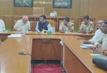 ಮುಂದವರಿದ ಕಬ್ಬು ಬೆಳೆಗಾರರ ಹೋರಾಟ: ಕಾರ್ಖಾನೆ ಪ್ರತಿನಿಧಿಗಳ ತುರ್ತು ಸಭೆ ನಡೆಸಿದ ಡಿಸಿ