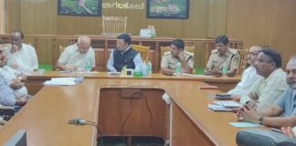 ಮುಂದವರಿದ ಕಬ್ಬು ಬೆಳೆಗಾರರ ಹೋರಾಟ: ಕಾರ್ಖಾನೆ ಪ್ರತಿನಿಧಿಗಳ ತುರ್ತು ಸಭೆ ನಡೆಸಿದ ಡಿಸಿ