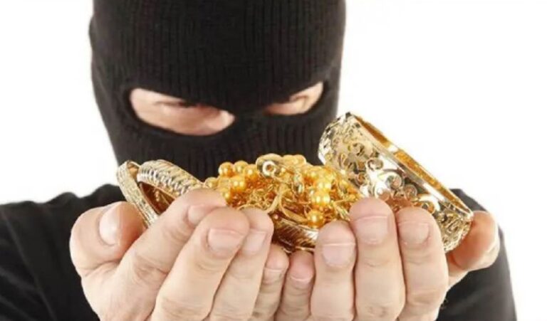 ಹಾಡಹಗಲೇ ಮನೆ ಕಳ್ಳತನ: 14 ಲಕ್ಷ ನಗದು, ಚಿನ್ನಾಭರಣ ಕಳುವು