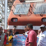 ದಾಂಡೇಲಿ – ಅಳ್ನಾವರ ರೈಲು ಆಗ್ರಹಿಸಿ ರೈಲು ತಡೆದು ಪ್ರತಿಭಟನೆ