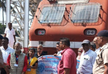 ದಾಂಡೇಲಿ – ಅಳ್ನಾವರ ರೈಲು ಆಗ್ರಹಿಸಿ ರೈಲು ತಡೆದು ಪ್ರತಿಭಟನೆ