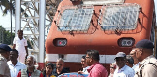 ದಾಂಡೇಲಿ – ಅಳ್ನಾವರ ರೈಲು ಆಗ್ರಹಿಸಿ ರೈಲು ತಡೆದು ಪ್ರತಿಭಟನೆ