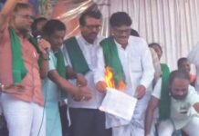 ಬಾಗಲಕೋಟೆ: ಮುಂದುವರಿದ ಕಾರ್ಖಾನೆ – ರೈತರ ಹಗ್ಗಜಗ್ಗಾಟ