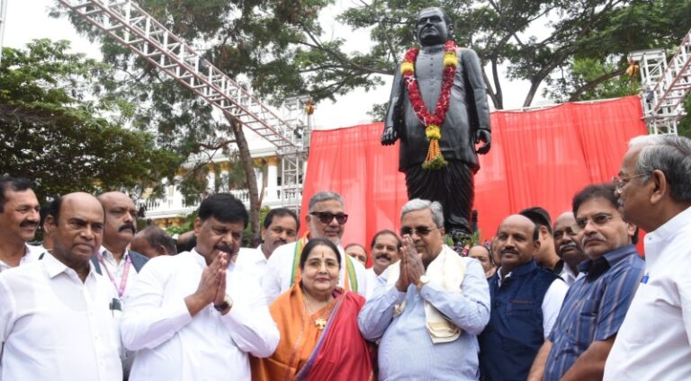 ದೇವರಾಜ ಅರಸು ಪ್ರತಿಮೆ ಅನಾವರಣ – ಹೋಲಿಕೆ ಇಲ್ಲ ಎಂಬ ಅಸಮಾಧಾನ