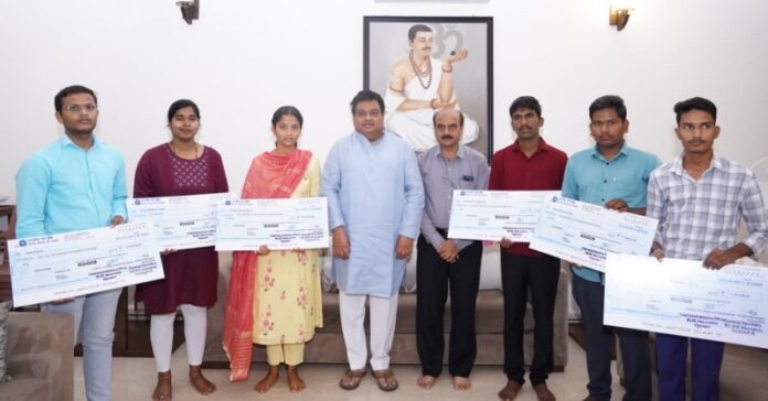 mb-patil-supports-needy-medical-students-vijayapura