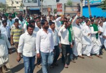 ಮುಧೋಳದಲ್ಲಿ ರೈತ ಪ್ರತಿಭಟನೆ ತೀವ್ರ: ಸರ್ಕಾರಿ ಕಚೇರಿಗಳು ಬಂದ್