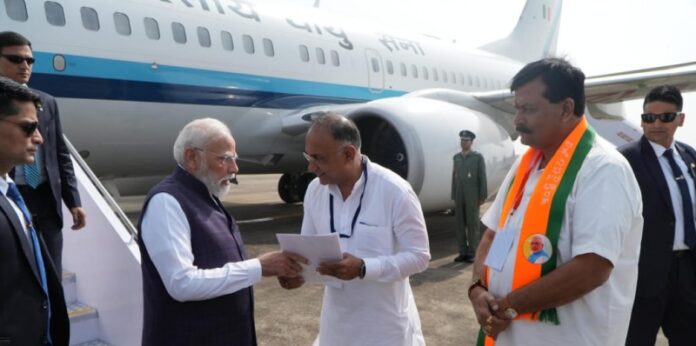 pm-narendra-modi-arrives-in-mangaluru-for-udupi-events