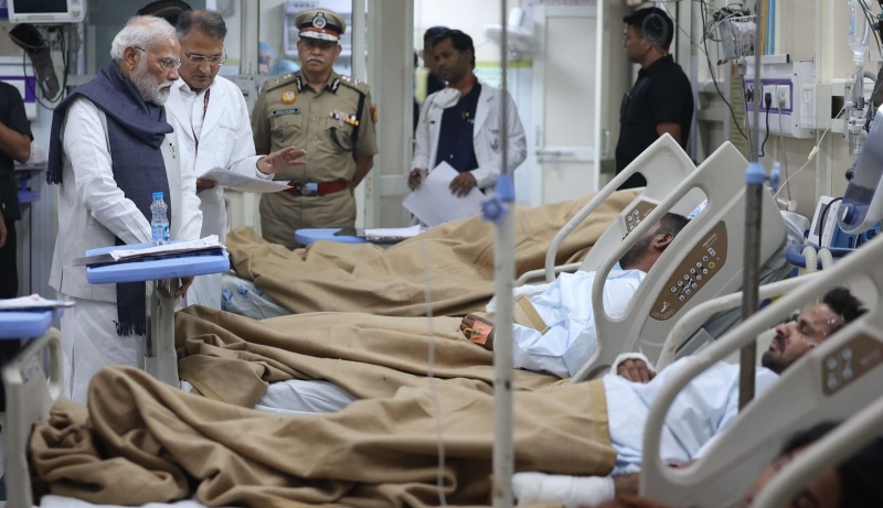 red-fort-blast-pm-modi-visits-injured-at-lnjp-hospital-delhi