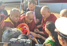 ಹುಬ್ಬಳ್ಳಿಗೆ ಆಗಮಿಸಿದ ದಲೈ ಲಾಮಾ: ಜಿಲ್ಲಾಧಿಕಾರಿಯಿಂದ ಸ್ವಾಗತ