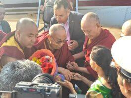 ಹುಬ್ಬಳ್ಳಿಗೆ ಆಗಮಿಸಿದ ದಲೈ ಲಾಮಾ: ಜಿಲ್ಲಾಧಿಕಾರಿಯಿಂದ ಸ್ವಾಗತ