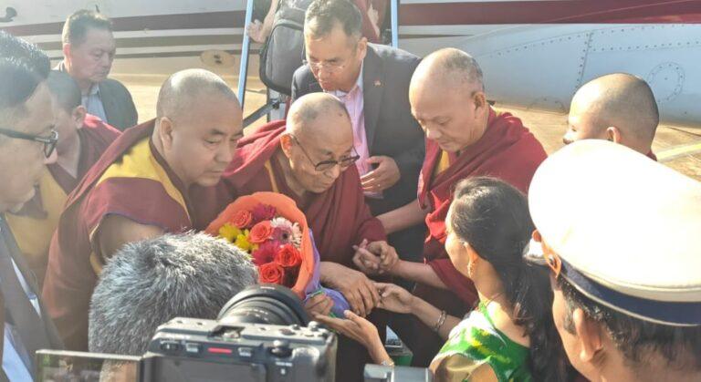 ಹುಬ್ಬಳ್ಳಿಗೆ ಆಗಮಿಸಿದ ದಲೈ ಲಾಮಾ: ಜಿಲ್ಲಾಧಿಕಾರಿಯಿಂದ ಸ್ವಾಗತ