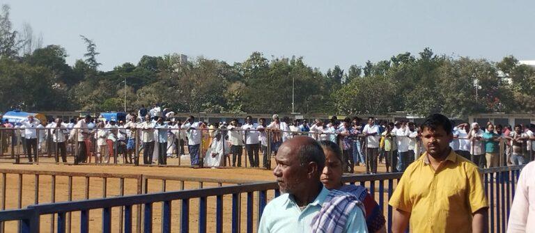 ಸುಡುಬಿಸಿಲಲ್ಲೂ ಎಸ್ಸೆಸ್ ಅಂತಿಮ ದರ್ಶನಕ್ಕೆ ಹರಿದು ಬಂದ ಜನಸಾಗರ