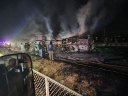 ಹೊತ್ತಿ ಉರಿದ ಬಸ್, 18 ಮಂದಿ ಸಜೀವ ದಹನ