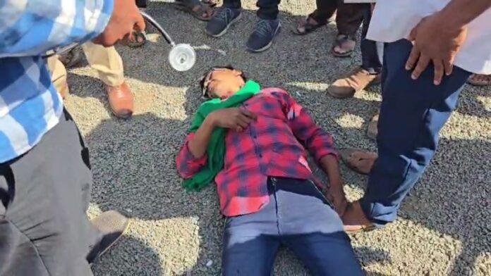 farmer-collapses-during-belagavi-protest-at-suvarna-garden