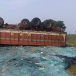 ಗ್ಲಾಸ್ ತುಂಬಿದ ಲಾರಿ ಪಲ್ಟಿ – ತಪ್ಪಿದ ಭಾರೀ ಅನಾಹುತ