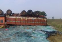 ಗ್ಲಾಸ್ ತುಂಬಿದ ಲಾರಿ ಪಲ್ಟಿ – ತಪ್ಪಿದ ಭಾರೀ ಅನಾಹುತ