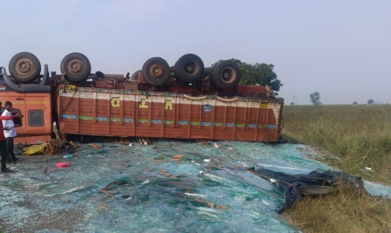 ಗ್ಲಾಸ್ ತುಂಬಿದ ಲಾರಿ ಪಲ್ಟಿ – ತಪ್ಪಿದ ಭಾರೀ ಅನಾಹುತ