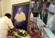 ದಿ. ಶಾಮನೂರು ಶಿವಶಂಕರಪ್ಪ ಸಮಾಧಿಗೆ ಕುಮಾರಸ್ವಾಮಿ ಭೇಟಿ