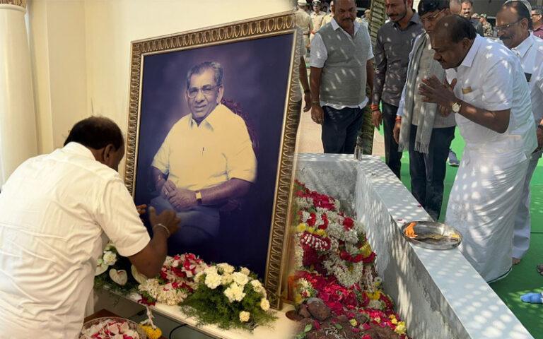 ದಿ. ಶಾಮನೂರು ಶಿವಶಂಕರಪ್ಪ ಸಮಾಧಿಗೆ ಕುಮಾರಸ್ವಾಮಿ ಭೇಟಿ